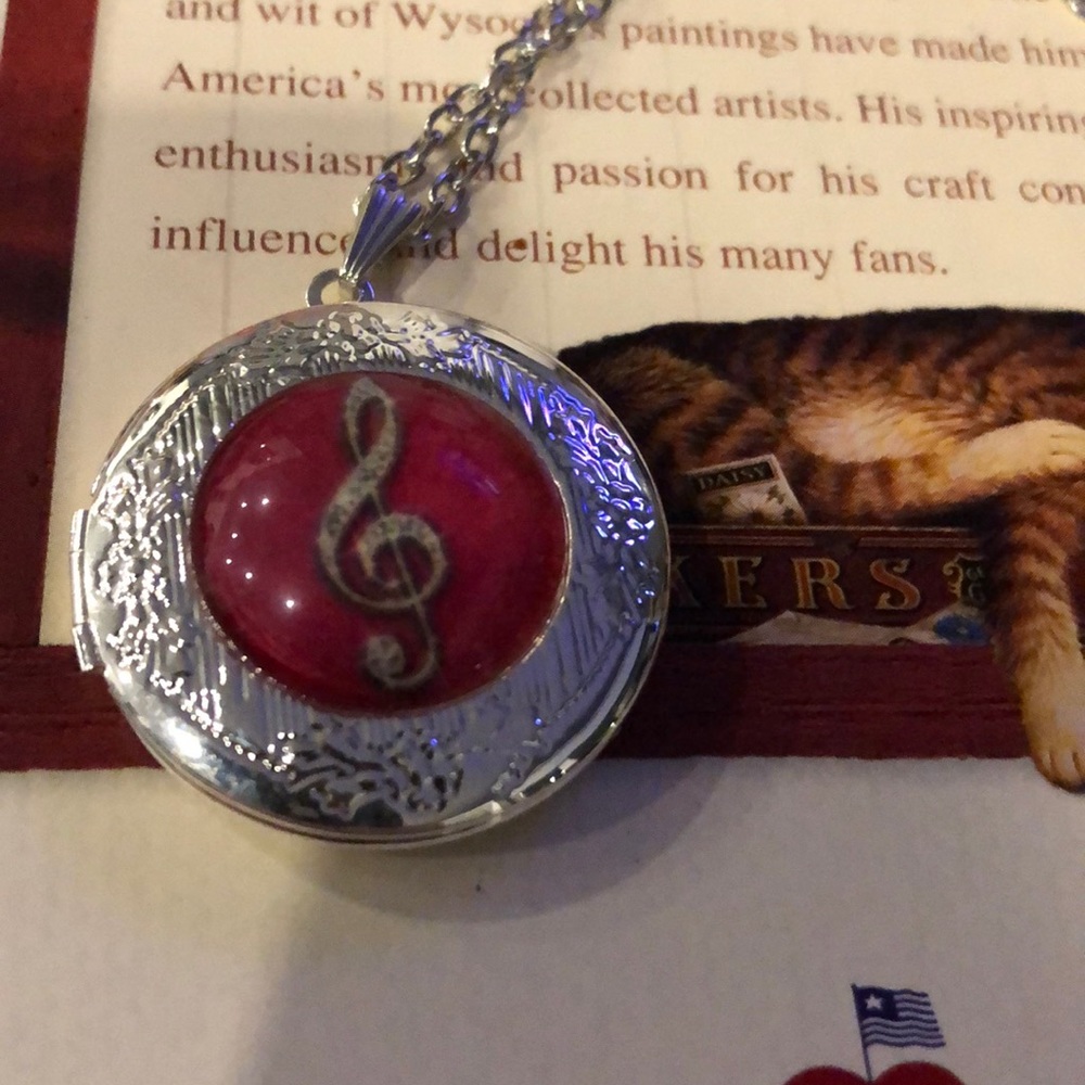 Musical note locket - Picture 2 of 4